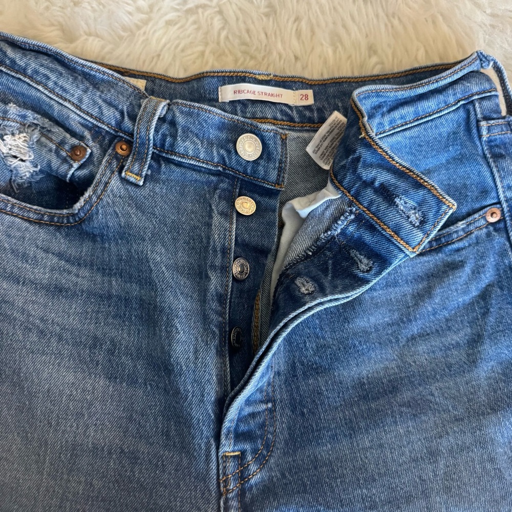 Levi’s Classic Ribcage Straight Denim Jeans - Picture 5 of 8